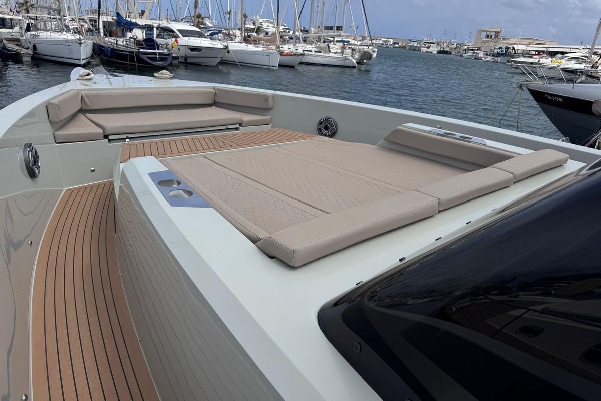 2024 De Antonio Yachts 47 