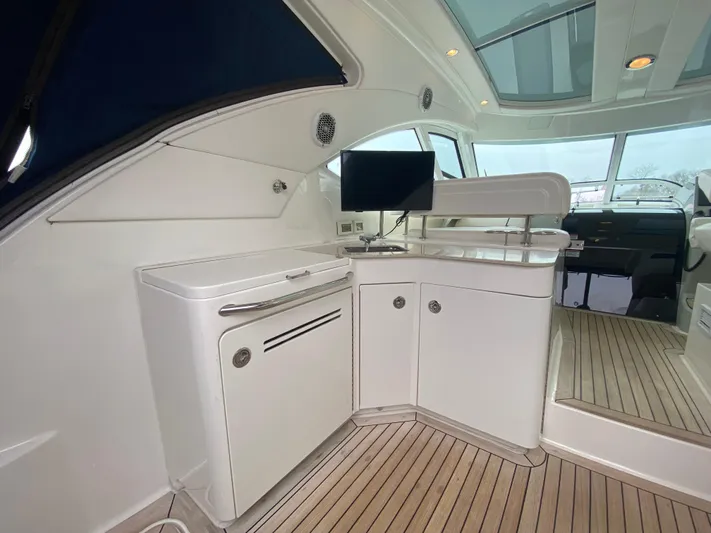 Equinox Yacht Photos Pics Interior of 2010 Sea Ray 470 Sundancer yacht with modern amenities.