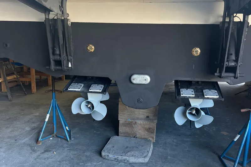 Equinox Yacht Photos Pics 2010 Sea Ray 470 Sundancer boat propellers and stern in dry dock.