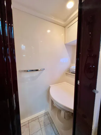 Equinox Yacht Photos Pics 2010 Sea Ray 470 Sundancer bathroom with modern fixtures and white interior.