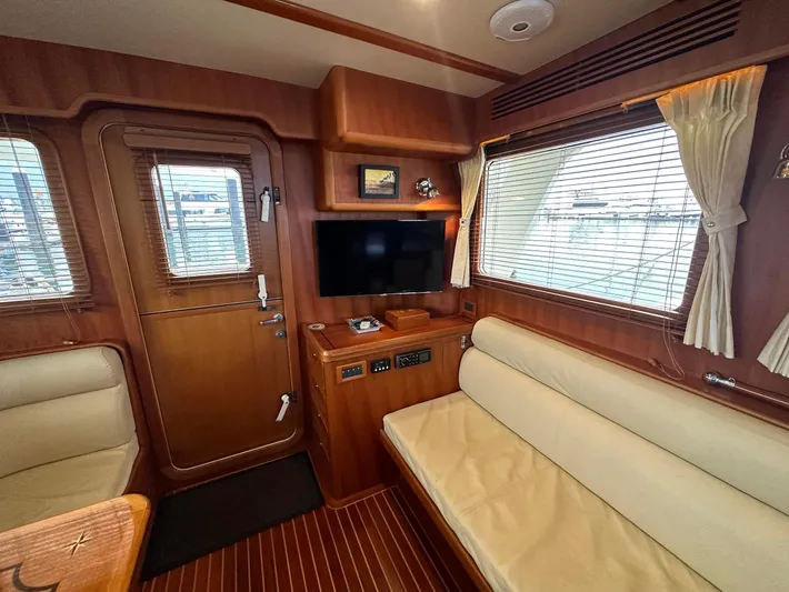  Yacht Photos Pics Settee W/TV