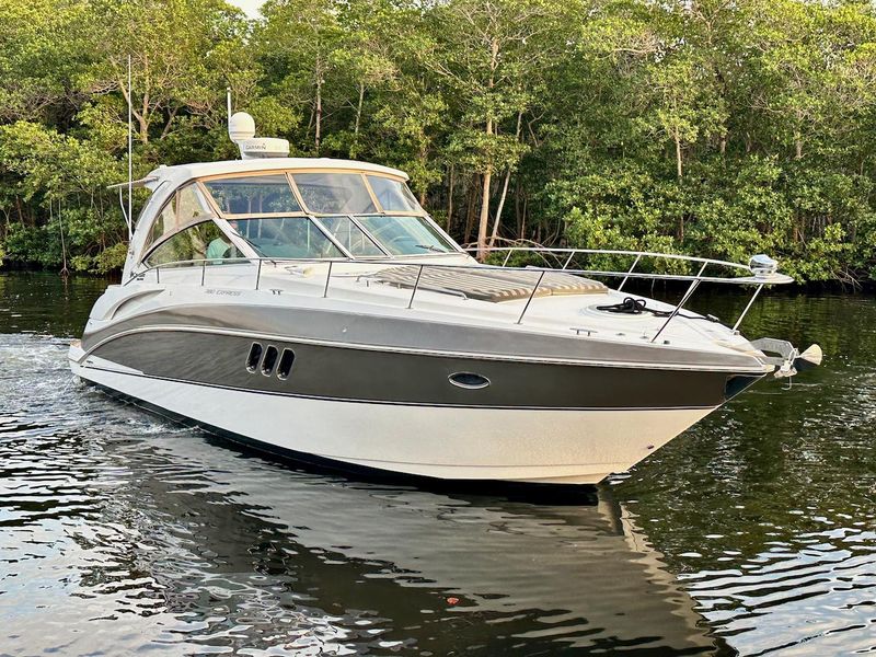 2013 Cruisers Yachts 380 Express