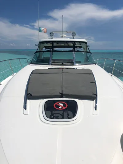  Yacht Photos Pics 2006 Sea Ray Sundancer yacht on clear blue water under a sunny sky.