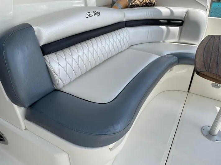  Yacht Photos Pics 2006 Sea Ray Sundancer boat interior with cushioned seating.