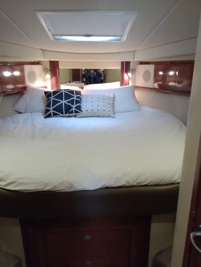  Yacht Photos Pics 2006 Sea Ray Sundancer cabin with bed and pillows