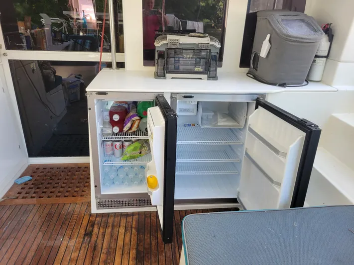 Bear, De Yacht Photos Pics Outdoor mini fridge on Lagoon 450 yacht, stocked with drinks and food, 2011 model.