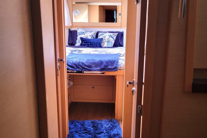 Bear, De Yacht Photos Pics Luxurious cabin interior of 2011 Lagoon 450 yacht with cozy bedding and blue accents.