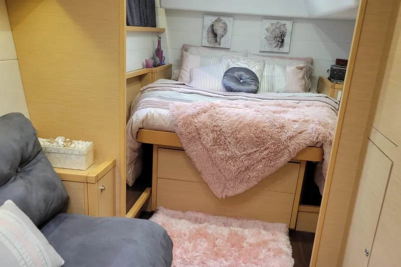 Bear, De Yacht Photos Pics Cozy bedroom in 2011 Lagoon 450 yacht with plush pink decor and modern furnishings.