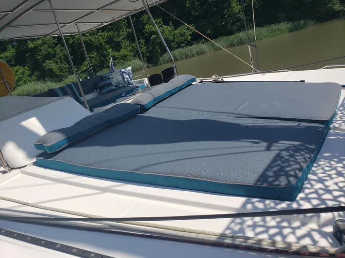 Bear, De Yacht Photos Pics Spacious sunbathing area on a 2011 Lagoon 450 catamaran, featuring comfortable cushions.