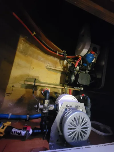 Bear, De Yacht Photos Pics Engine compartment of a 2011 Lagoon 450 catamaran, showcasing mechanical components and wiring.