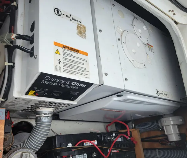 Bear, De Yacht Photos Pics Cummins Onan marine generator in 2011 Lagoon 450 yacht engine room.