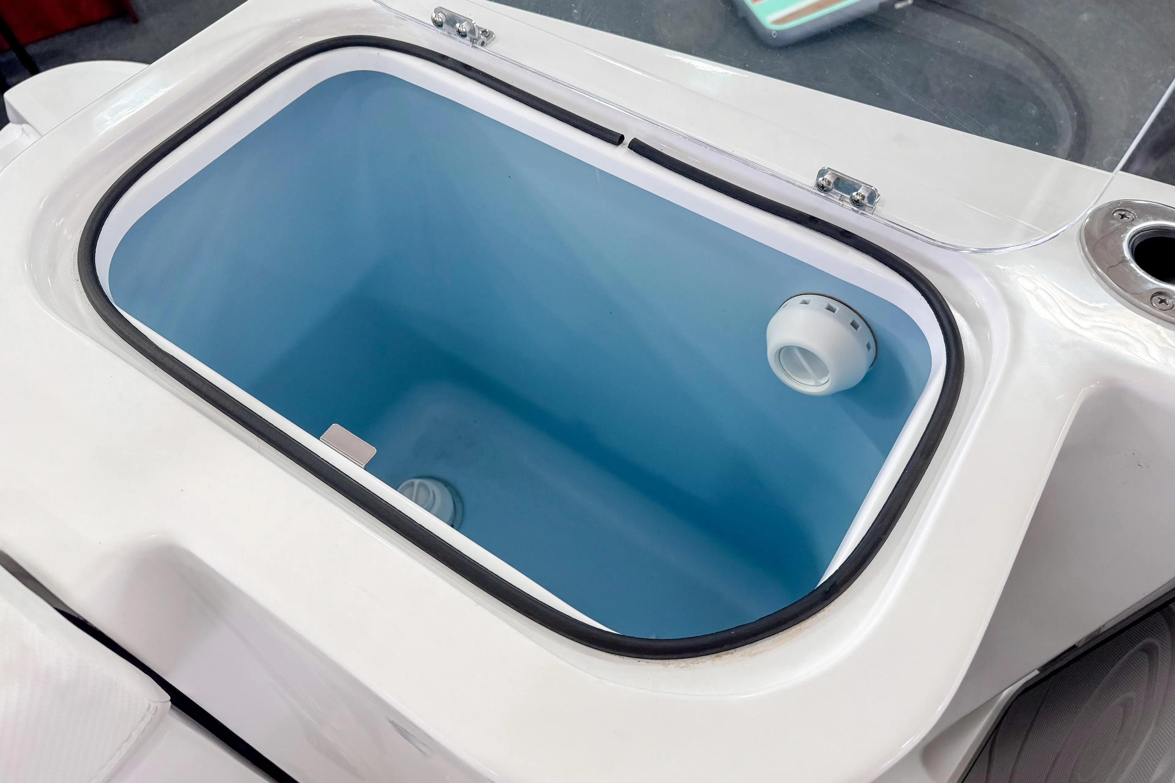 2024 Wellcraft 263 Fisherman livewell with blue interior and secure lid.