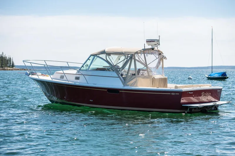 Robin Yacht Photos Pics 2005 Hunt Yachts Surfhunter 29 boat on calm water, side view.