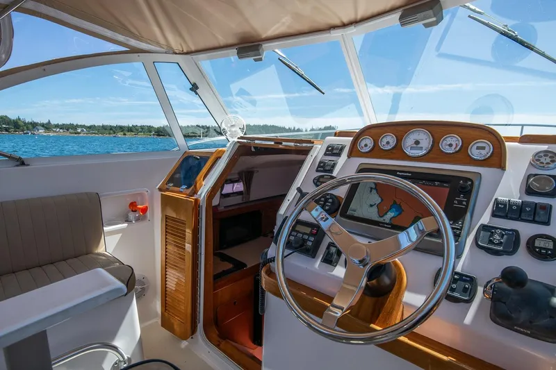 Robin Yacht Photos Pics 2005 Hunt Yachts Surfhunter 29 helm with navigation system, steering wheel, and ocean view.