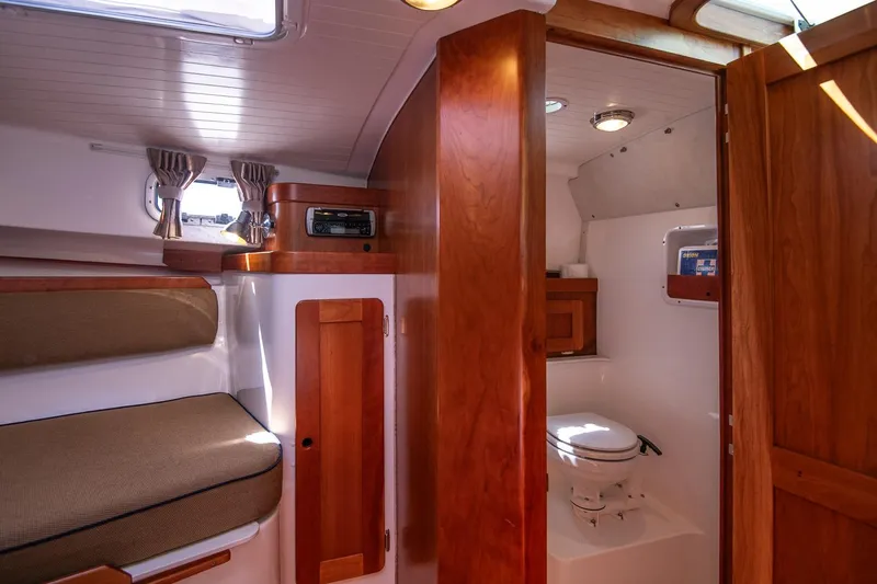 Robin Yacht Photos Pics Interior of 2005 Hunt Yachts Surfhunter 29, featuring cozy cabin and compact bathroom.