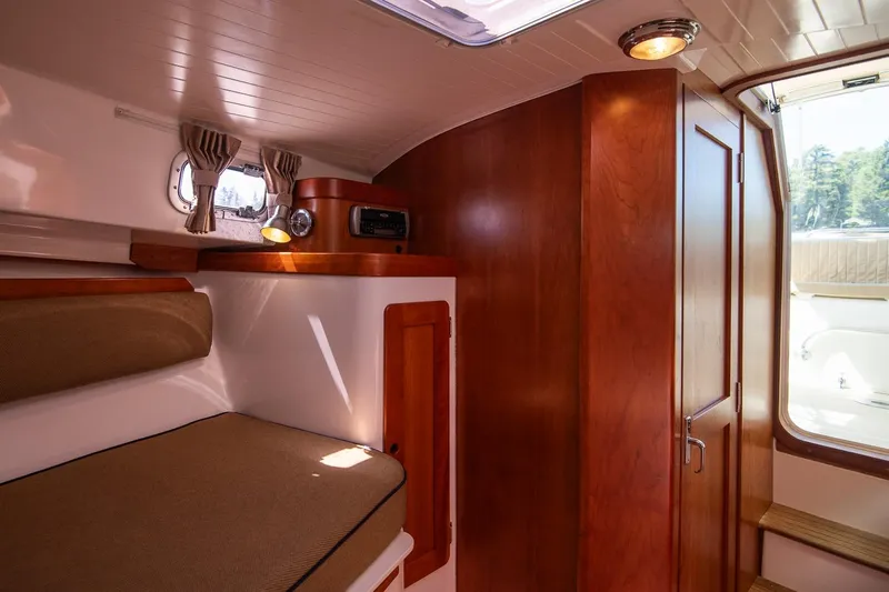 Robin Yacht Photos Pics 2005 Hunt Yachts Surfhunter 29 cabin interior with wood finish and cozy seating.