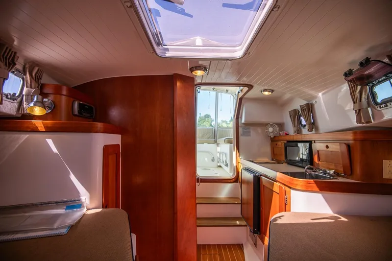 Robin Yacht Photos Pics Interior of 2005 Hunt Yachts Surfhunter 29, featuring wood finishes and natural light.