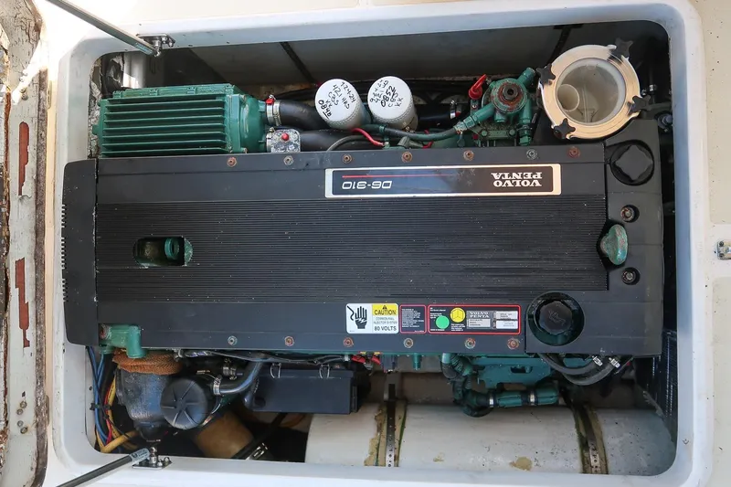 Robin Yacht Photos Pics Volvo Penta engine in 2005 Hunt Yachts Surfhunter 29 boat, detailed view.