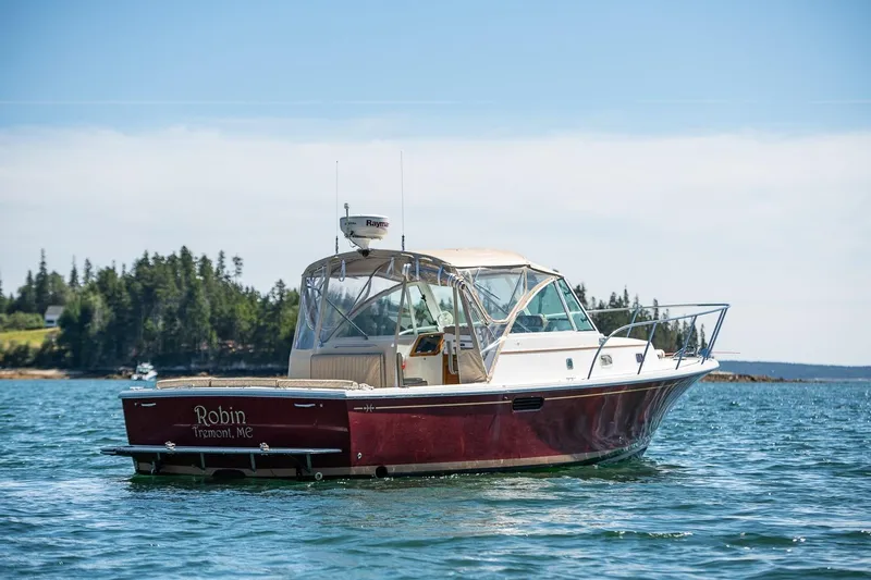 Robin Yacht Photos Pics 2005 Hunt Yachts Surfhunter 29 boat on water, scenic background, clear sky.