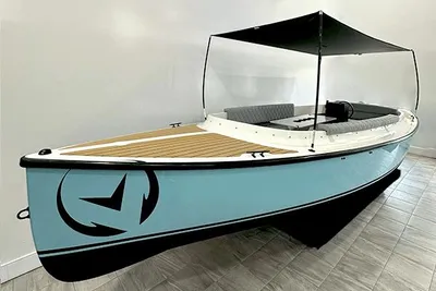Vision Marine Technologies Fantail 217