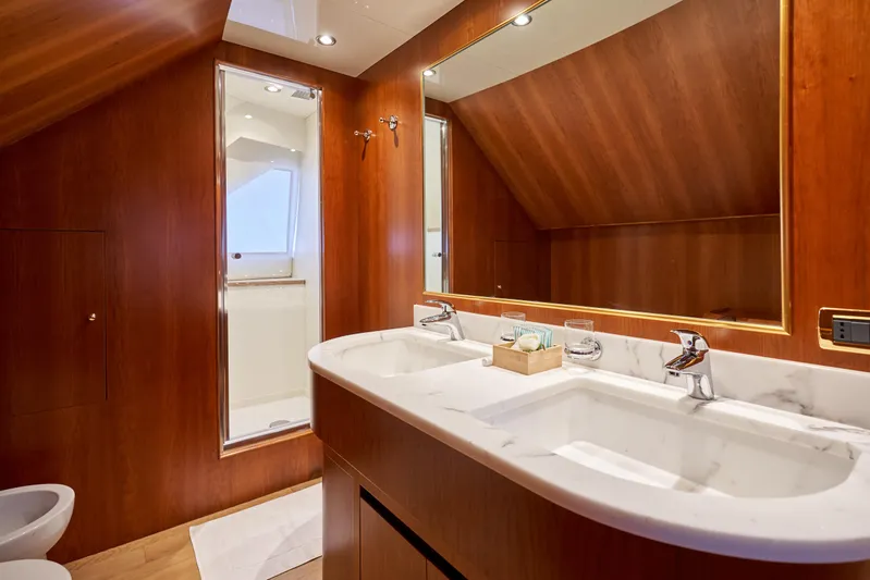 L'instant IV Yacht Photos Pics Luxurious bathroom in 2009 Castagnola Navetta 33 yacht with double sink and wooden finish.