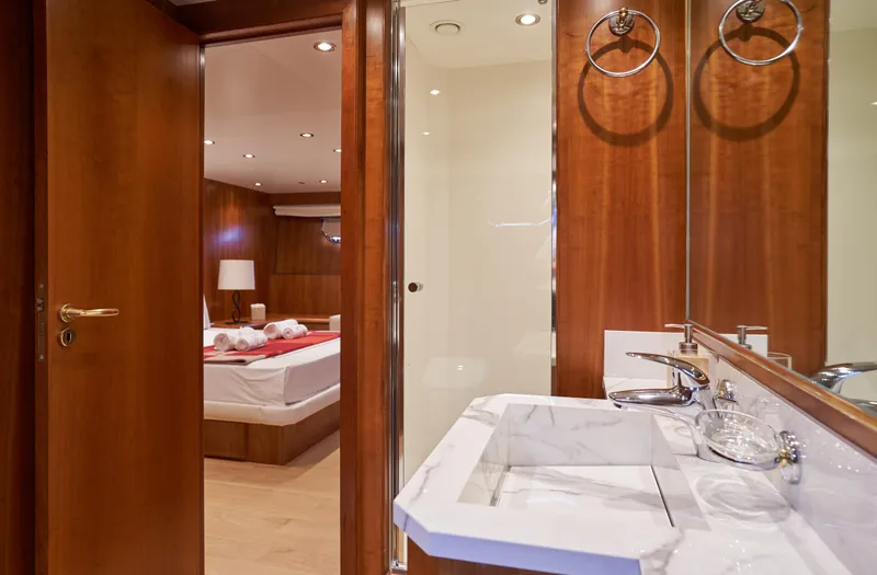 L'instant IV Yacht Photos Pics Luxurious bathroom and bedroom interior of 2009 Castagnola Navetta 33 yacht.