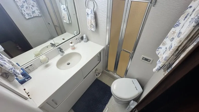 Lila Blue Yacht Photos Pics Aft Primary Ensuite Head