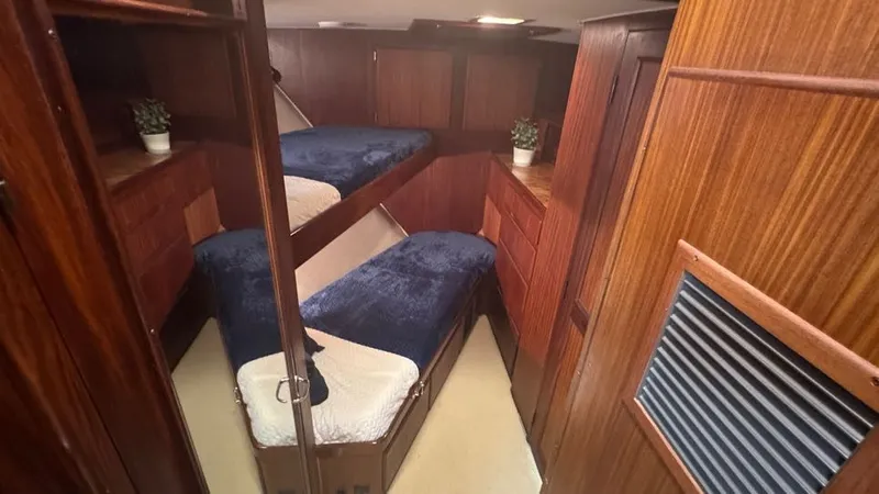 Lila Blue Yacht Photos Pics Forward Guest Cabin
