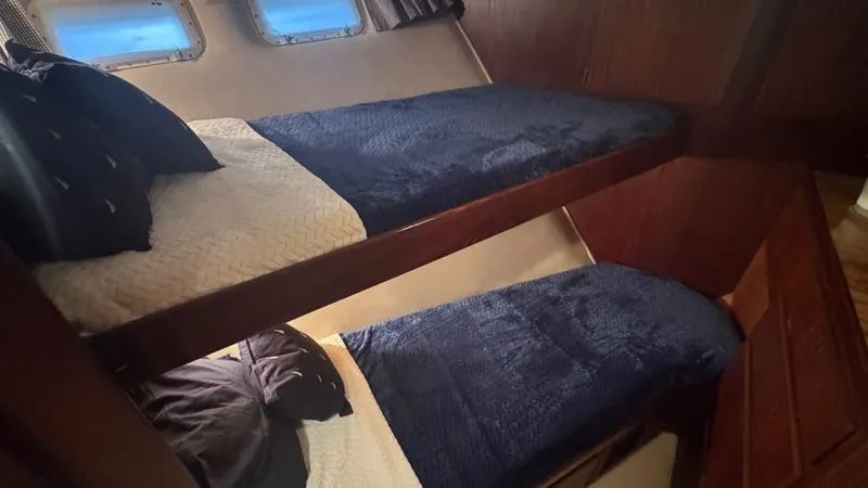 Lila Blue Yacht Photos Pics Forward Guest Cabin