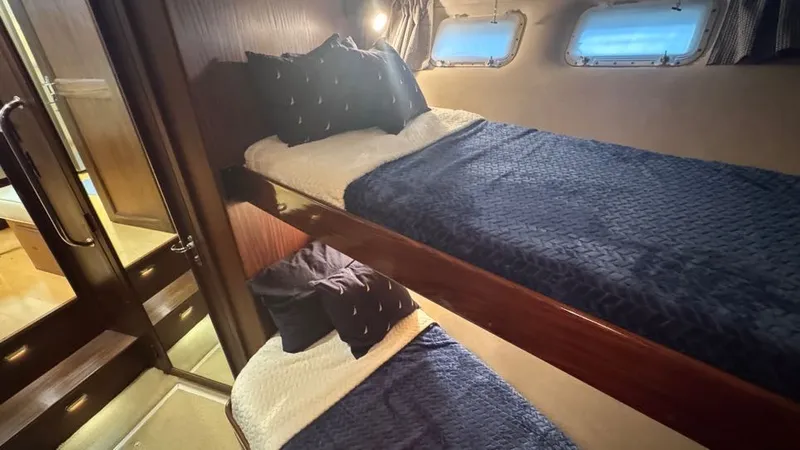 Lila Blue Yacht Photos Pics Forward Guest Cabin