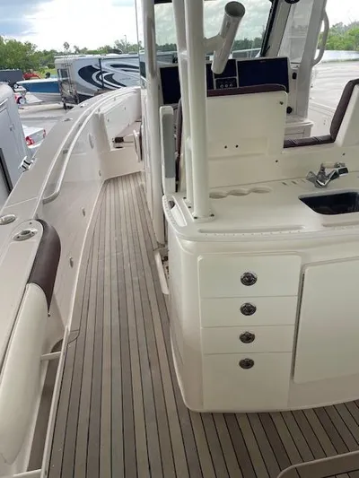  Yacht Photos Pics 2014 Everglades 325 Center Console boat interior with seating and storage compartments.
