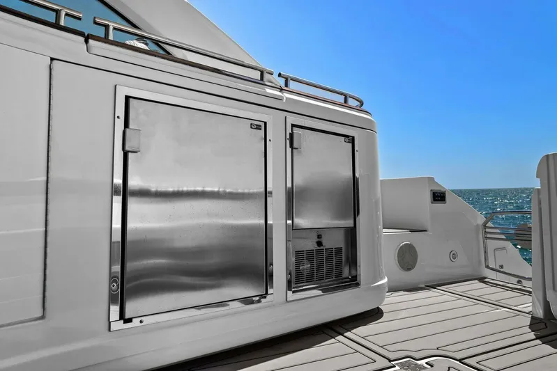 Shoes Knot Allowed Yacht Photos Pics 2014 Cruisers Yachts 540 Sports Coupe deck with stainless steel storage, ocean view.