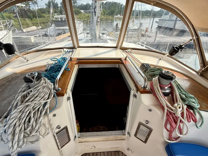 Epoch Yacht Photos Pics Cockpit view of 2000 Bavaria 47 Ocean sailboat with ropes and winches.