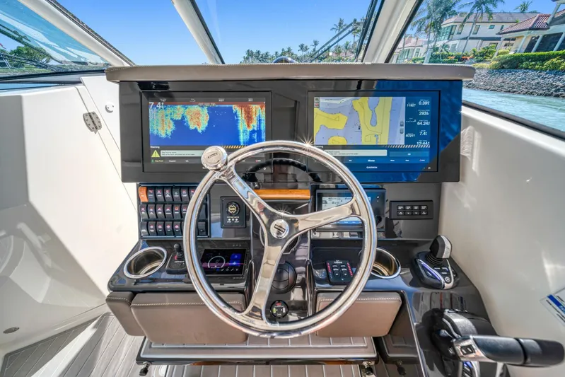 Water S.h.e.d. Yacht Photos Pics Pursuit 2021 365 Dual Console-Garmin Electronics-