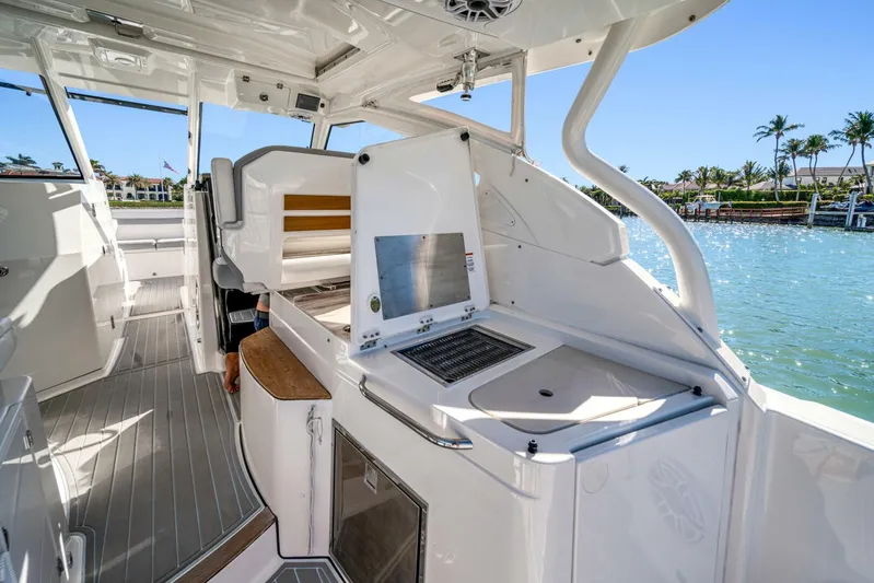 Water S.h.e.d. Yacht Photos Pics Pursuit 2021 365 DC-Grill - "WATER S.H.E.D"