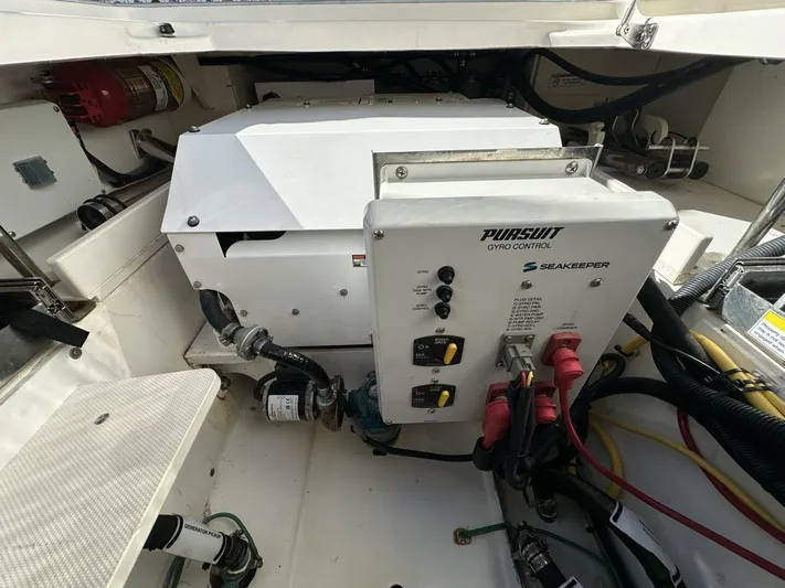 Water S.h.e.d. Yacht Photos Pics Pursuit 2021 365 Dual Console-Engine Room