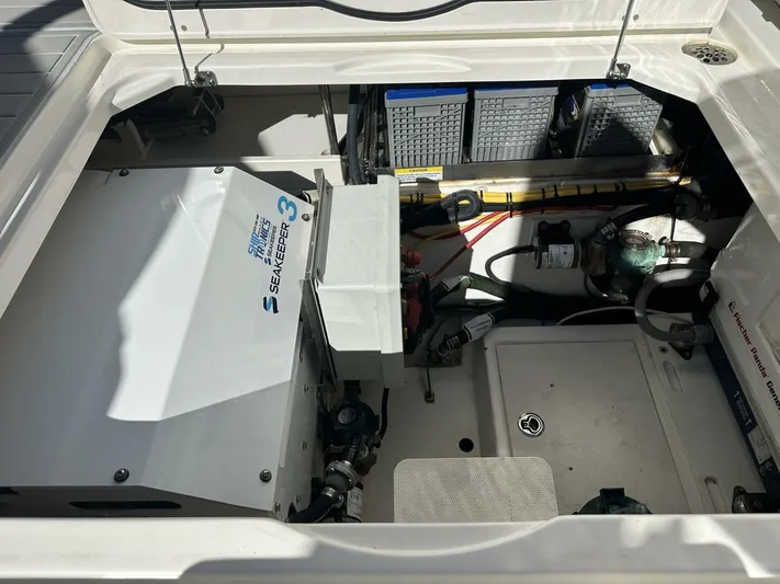 Water S.h.e.d. Yacht Photos Pics Pursuit 2021 365 Dual Console- Engine Room