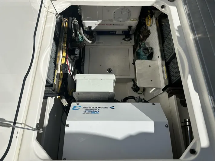 Water S.h.e.d. Yacht Photos Pics Pursuit 2021 365 Dual Console-Engine Room