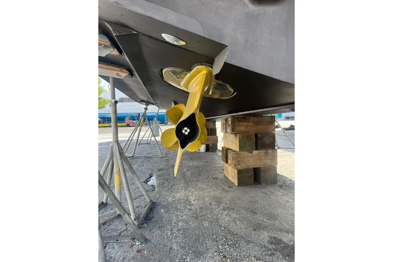  Yacht Photos Pics 2007 Cruisers Yachts 420 Express propeller and hull on dry dock.