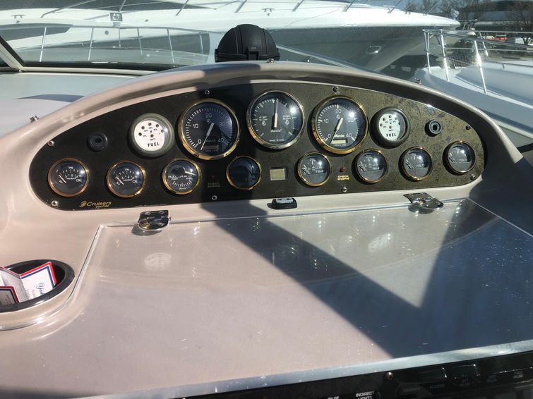 2001-44-cruisers-yachts-4270-express