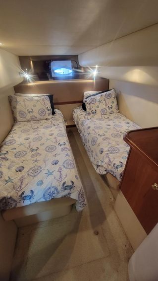 2001-44-cruisers-yachts-4270-express