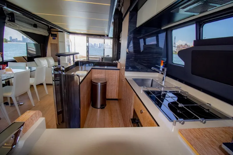 Independiente Yacht Photos Pics 