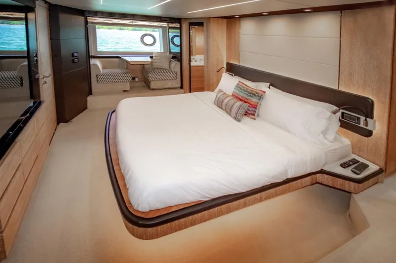 Independiente Yacht Photos Pics 