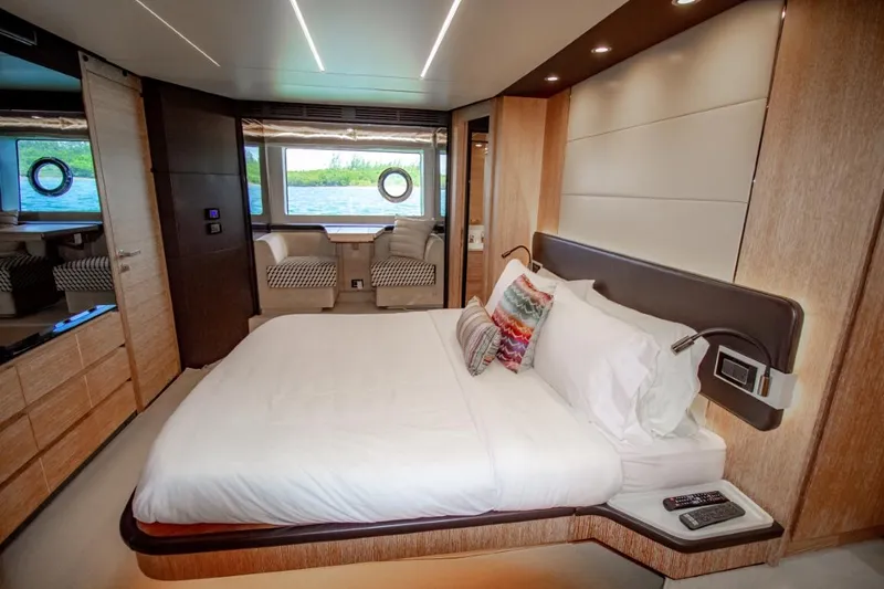 Independiente Yacht Photos Pics 