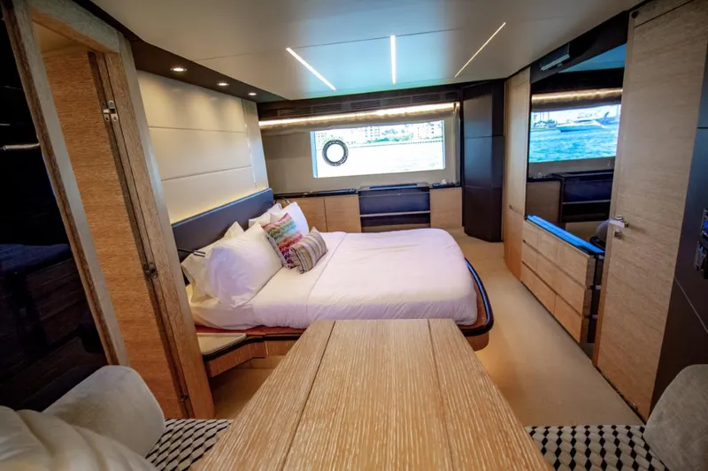 Independiente Yacht Photos Pics 