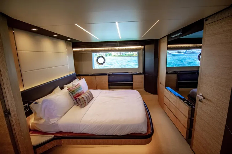 Independiente Yacht Photos Pics 