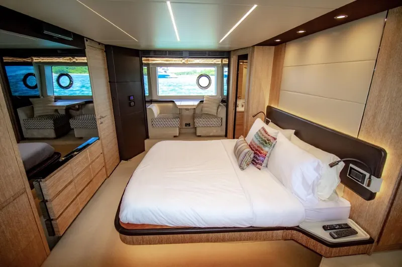 Independiente Yacht Photos Pics 