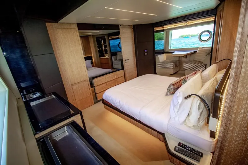 Independiente Yacht Photos Pics 