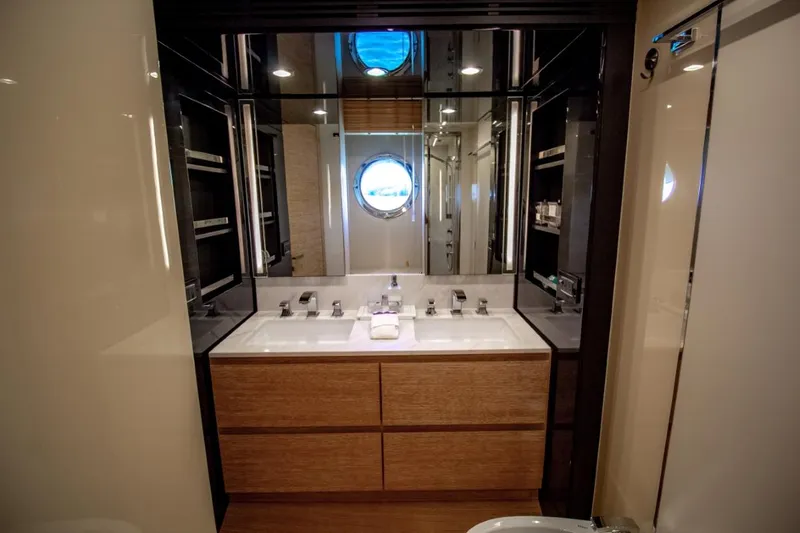 Independiente Yacht Photos Pics 