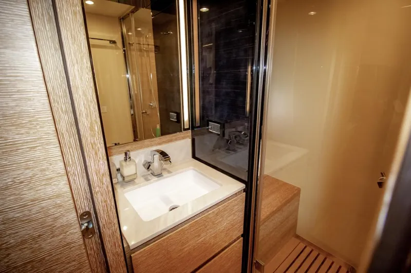 Independiente Yacht Photos Pics 